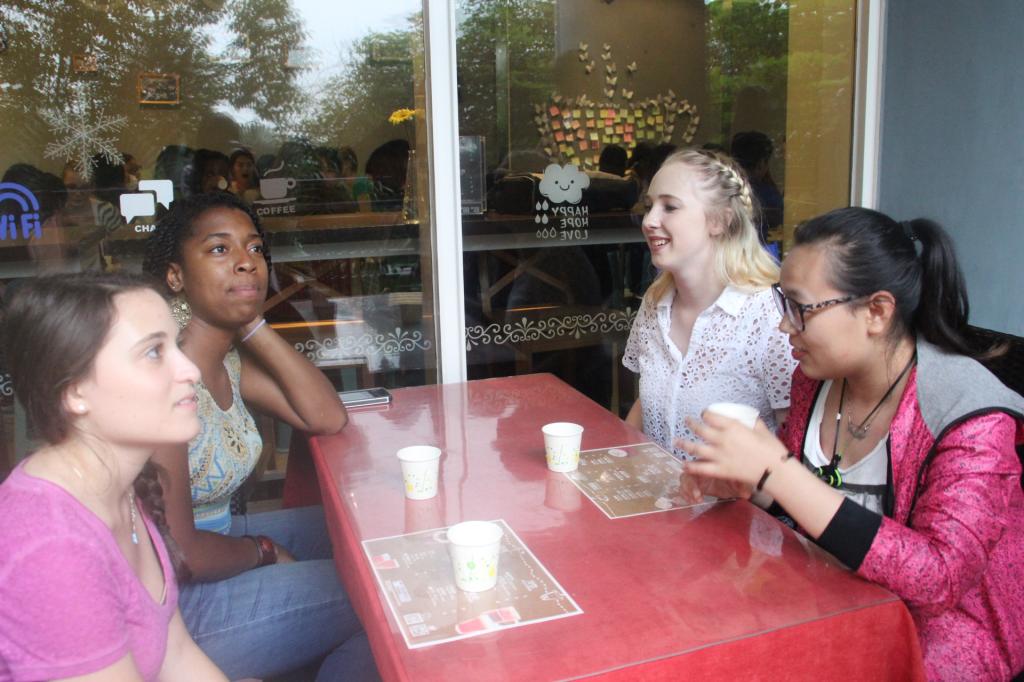 必赢官网学生与留学生亲切交流 必赢官网学生与留学生亲切交流